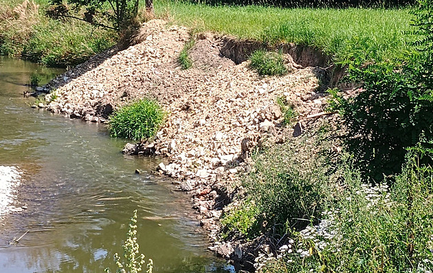 Pachatel neznámý. Suť navezenou přes hnízda ledňáčků v meandru Odry řeší policie