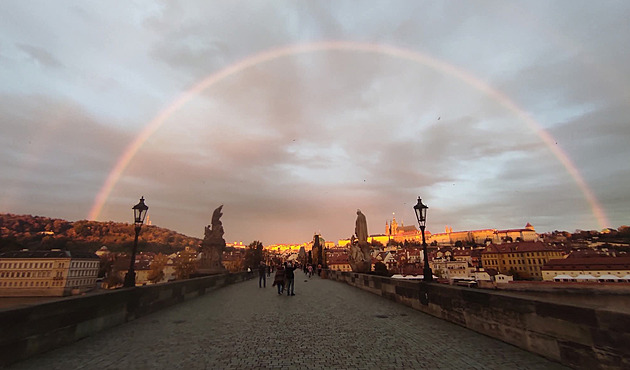 Když počasí čaruje. Pražany ráno probudila ukázková duha