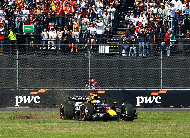 Nedává to smysl! Proč Hamilton v Mexiku zuřil a Verstappen vyvázl bez trestu?