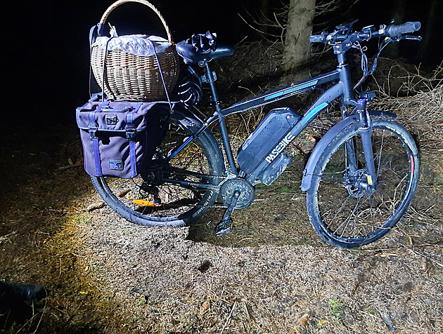 Opuštěné kolo s košíkem hub stojí v lese už několik dnů. Co se stalo majiteli?