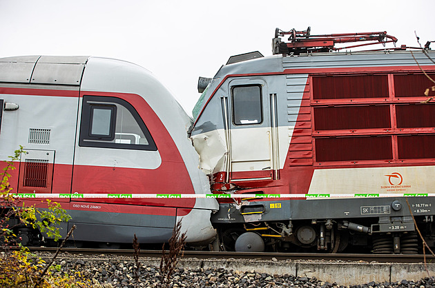 Padaly kufry, lidé krváceli. Srážka vlaků na Slovensku mohla snadno skončit tragičtěji