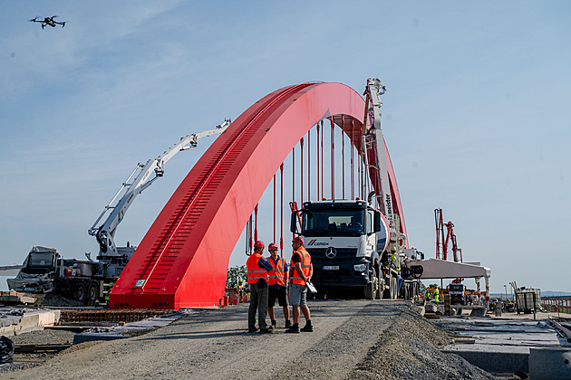 Silničáři dokončují dálniční most u Napajedel, otevřou ho už v prosinci