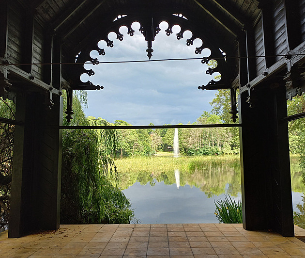 Je z leteckého titanu? Tepličané řeší cenu mola u rybníka, může za ni i modřín