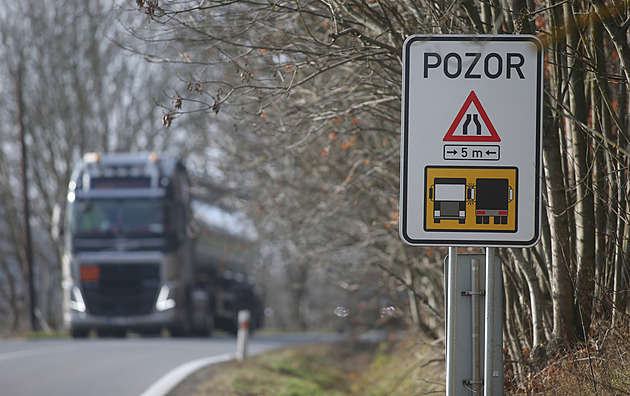 Kvůli Dukovanům rozšíří silnici u Vladislavi, vede mezi skálou a kolejemi