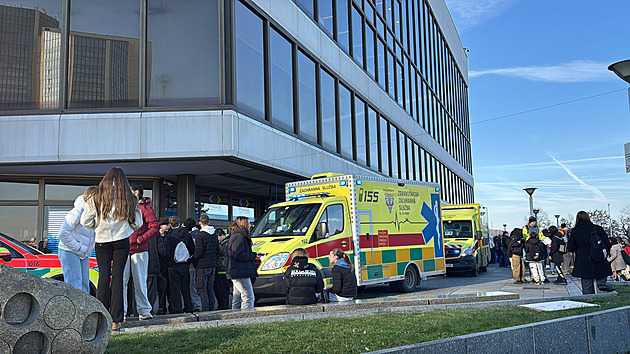 V tlačenici na veletrhu škol kolabovaly děti. Ochranka u vstupu zabavila nože i petardy