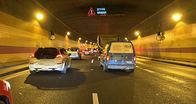 V Bubenečském tunelu se srazilo osm aut, nehoda komplikovala provoz