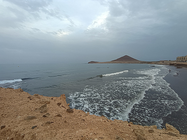 Velká vlna zabila na Kanárských ostrovech tři lidi. Úřady před hrozbou varovaly