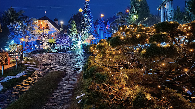 Rozzářená vánoční vesnička spojila křesťanské svátky se zimním slunovratem