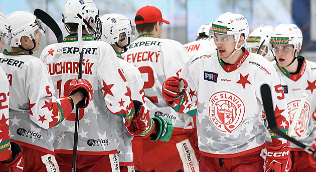 Eliášův vliv, plnější tribuny a vize nového stadionu. Posouvá se Slavia k extralize?