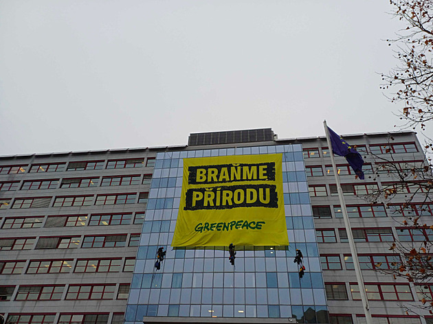 Na budovu ministerstva životního prostředí vylezli aktivisté