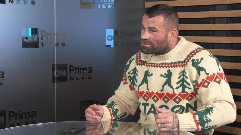 Jestli se máme s Lelou rozvádět, měl bych o tom vědět, vtipkuje Vémola. Poslal vzkaz Hanychové