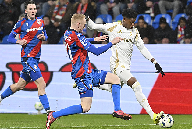 ONLINE: Plzeň - Sparta 0:0 po půli, první šanci měli hosté, pak je podržel Surovčík