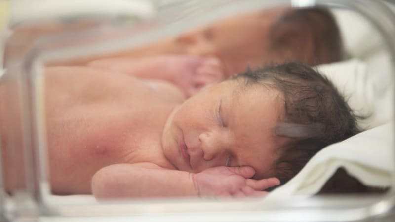 Dvojitá radost v karvinské porodnici: Bratři přivítali na svět miminka ve stejnou noc