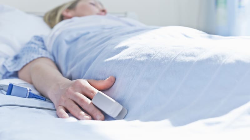 V těhotenství zvrací krev, potrat jí v Polsku zakázali. Zákrok přitom ženu může zachránit