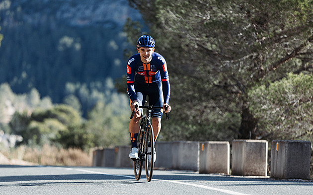 Bittner dospurtoval desátý. Ayuso skončil na Paříž–Nice, vedení se ujal Vingegaard