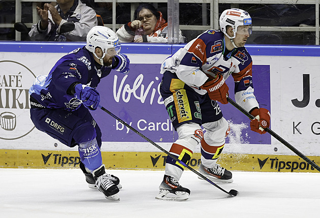 ONLINE: Červenka vystřelil Pardubicím semifinále. Sparta bojuje s Plzní