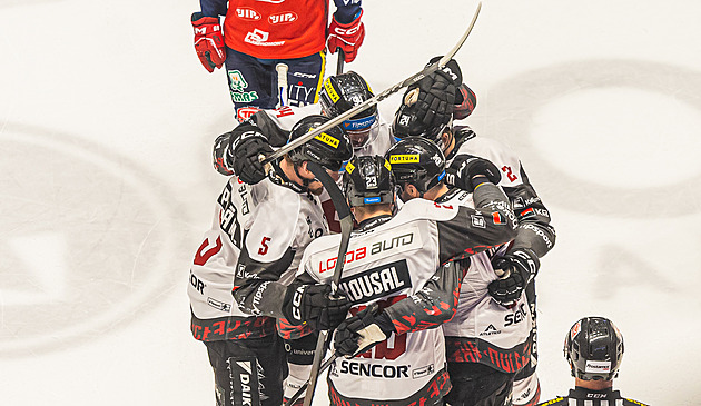 ONLINE: Pardubice se Spartou snižují, Vary přidávají v semifinále v Třinci další gól