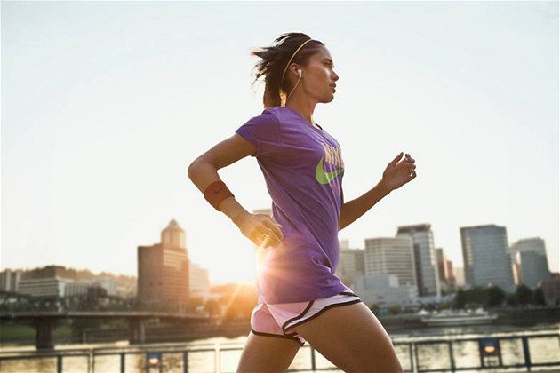 Rozběhněte se krok za krokem. Ideální je začít z chůze a hlídat si dech