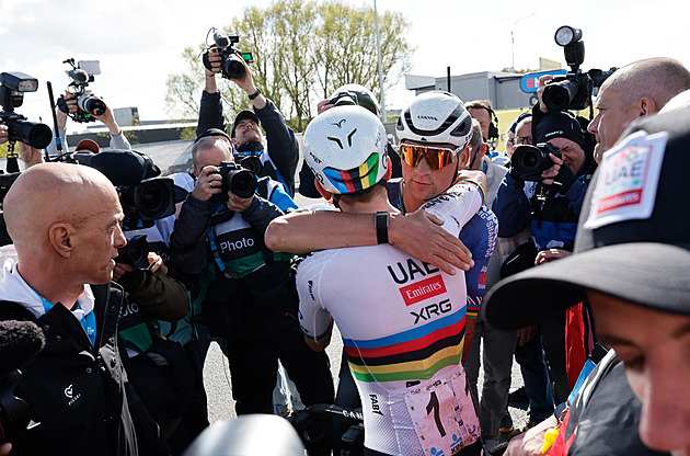 Zákon silnějšího, kývl po Flandrech Van der Poel. Pogačar už velí: Teď si užít kostky
