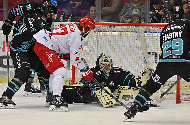 ONLINE: Třetí semifinále. Pardubice vedou na Spartě, Třinec otáčí ve Varech