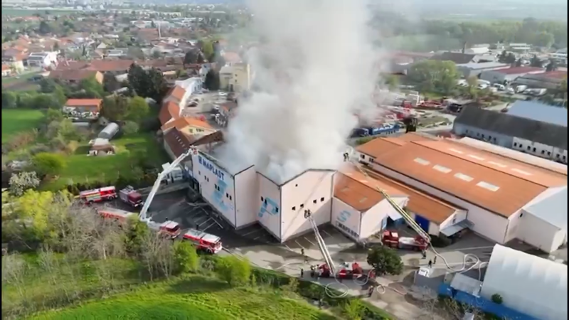 Obří požár skladu plastů v Brně: Hasiči objevili nová ohniska. Povolali drony
