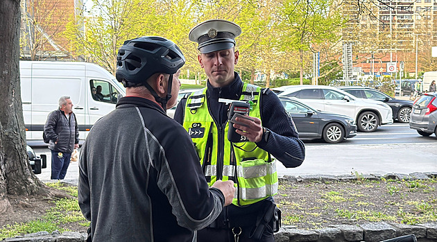 Skoro sto lidí přecházelo na červenou. Policie v Praze rozdala chodcům pokuty