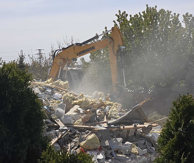 Černou stavbu na Znojemsku zboural bagr, majitel zkroušeně sedí na obrubníku