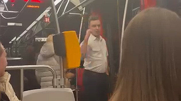 Ohavná rétorika, zhodnotil soud. Vyhození Ukrajinců z tramvaje si řidič musí odpracovat