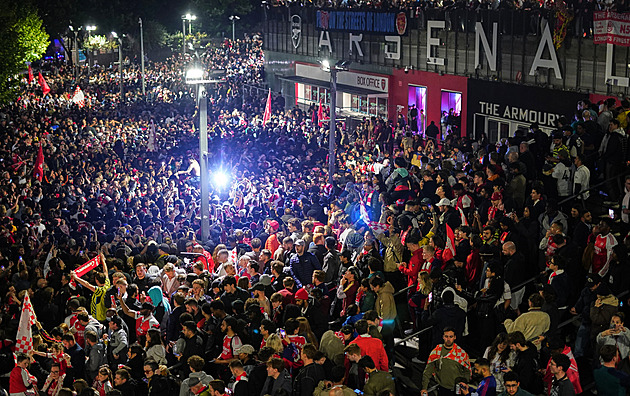 Dlouhé čekání skončilo! Arsenal po 22 letech slaví titul, rozhodla remíza City