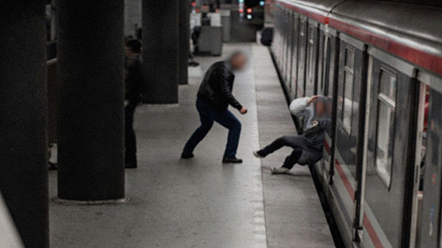 Nouzové tlačítko a hbitá mysl. Cestující v metru zachránili ženu, spadla mezi vagony