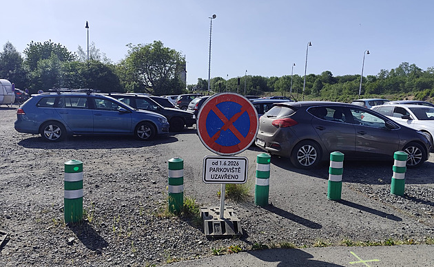Už ráno je tu rychle plno. Hostivice teď ale vytížené parkoviště pro desítky aut zruší