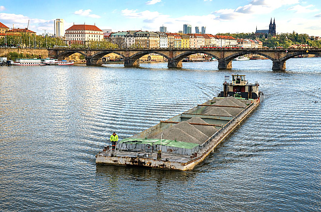 Pražské betonárny nabízejí řešení městské logistiky: Lodě místo kamionů
