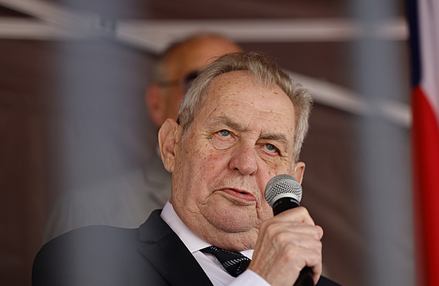 Zeman, Kundera či Vávra. Poslanci rozhodují o návrzích na vyznamenání