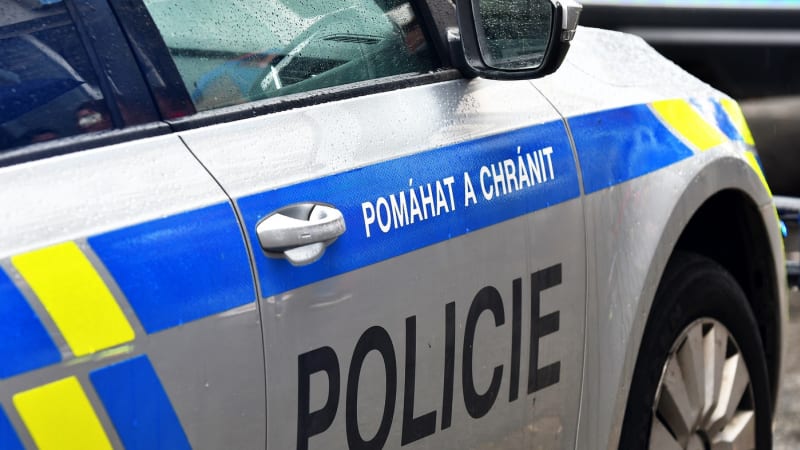 Řidič černého auta srazil v Praze chlapce na koloběžce. Po nehodě ujel, hledá ho policie