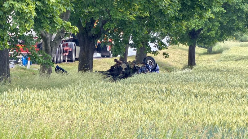 Osobní vůz se na Kutnohorsku čelně srazil s kamionem. Auto skončilo na střeše, řidič zahynul