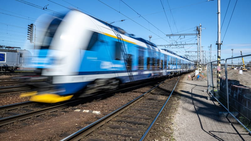 Vlak v Pardubicích srazil člověka, ten zemřel. Koridor ve směru na Prahu hodiny stál