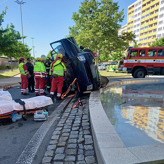 Řidič si to s autem namířil do fontány, po nárazu se převrátilo