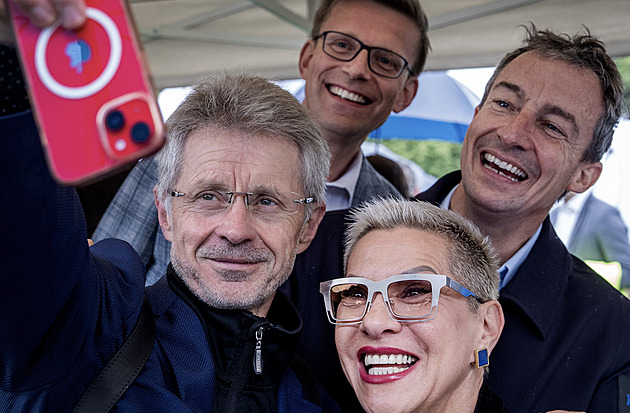 ODS zahájila kampaň v dešti. Pro senátní volby v Praze získala i pěvkyni Peckovou
