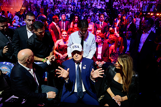 Hymna, přelet stíhaček a zápasy v kleci. Takto Trump oslavil osmdesáté narozeniny