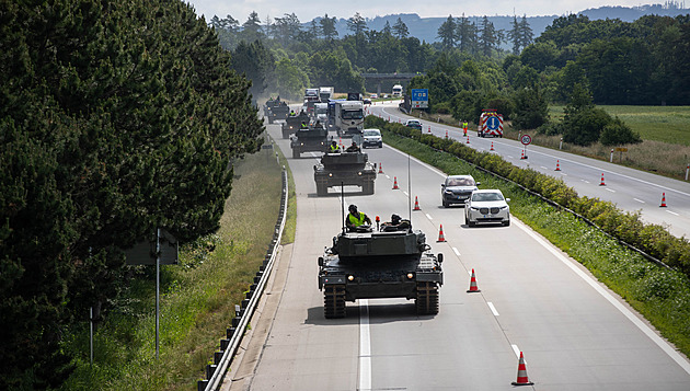 Po D35 pendlují tanky Leopard, spolu s vojáky „trénují“ i projíždějící řidiči