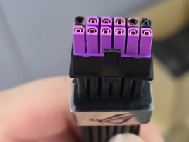 Bezpečnostní fialový 16pin od Asusu zčernal