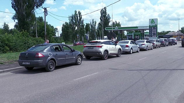 Ruská krize nabývá obřích rozměrů. I u Moskvy už čekají na benzin tři hodiny