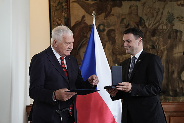 Vaše jméno v zahraničí rezonuje, ocenil Macinka Klause a udělil mu medaili