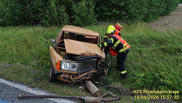 Řidič zůstal po čelní srážce uvězněný v autě, hasiči museli odstřihnout střechu