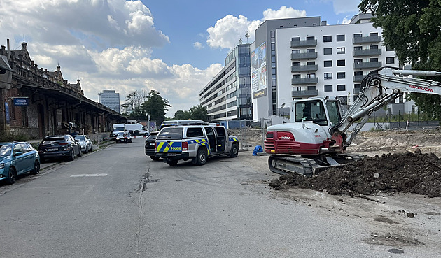 Dělníci objevili u nádraží v Brně patrně leteckou pumu, na místo míří pyrotechnik