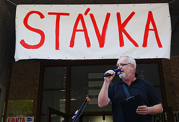 ČT a rozhlas jsou ve stávce. Vysílání začíná se zpožděním, zaměstnanci oblékli černou