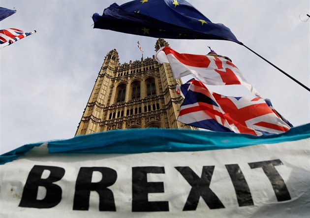 Deset let po brexitu. Británie stále doplácí na odchod z EU, tvrdí ekonomové