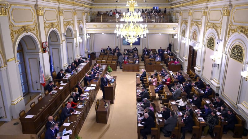 Vládní poslanci schválili sporný zákon. Státní úředníky půjde snadněji vyhodit