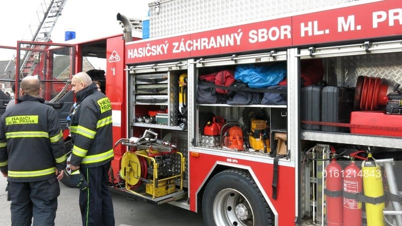 Tragická událost v Praze: Prasklé potrubí zabilo při tlakové zkoušce muže, další jsou zranění