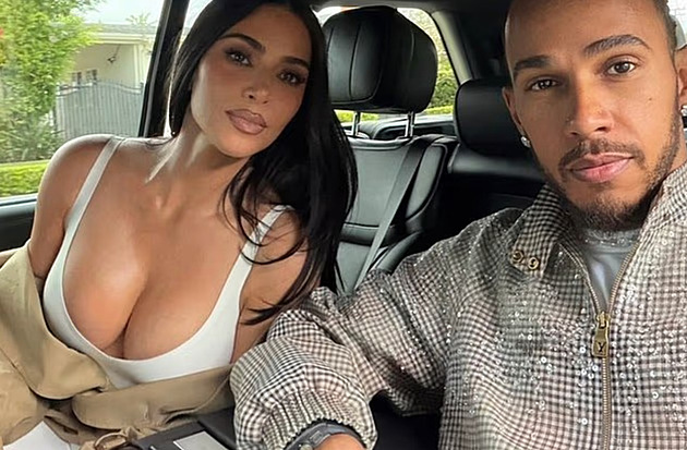 Kardashianová provokuje v bikinách. Jsem díky ní šťastnější, říká Lewis Hamilton